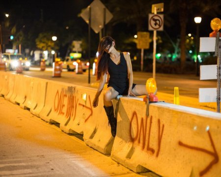 Девушка ночью на улице