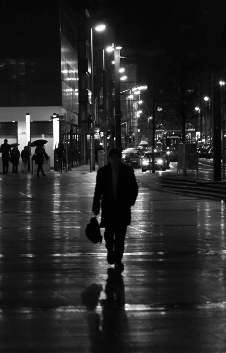 Человек ночью на улице