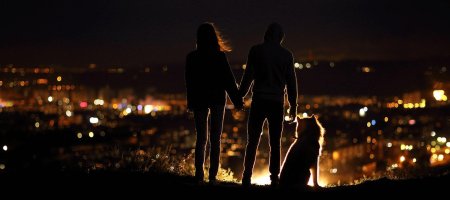 Парень с девушкой ночью