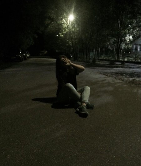 Девушка ночью без лица