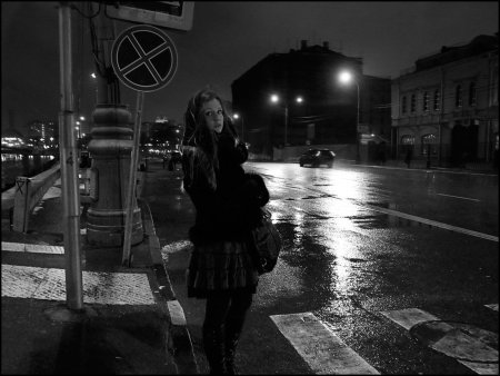 Девушка вечером на улице в черном