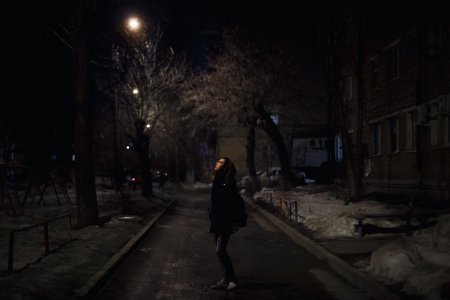 Девушка ночью на улице