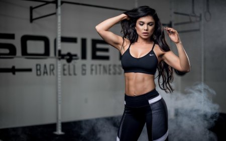 Красивая фитнес девушка