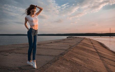 Девушка в джинсах