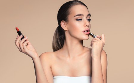 Девушка с помадой