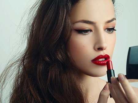 Девушка с помадой