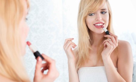 Девушка с помадой