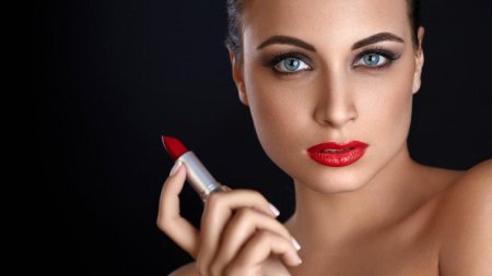 Девушка с помадой