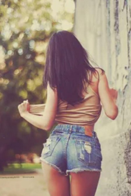 Девушка в шортах