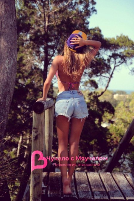 Девушка в шортах