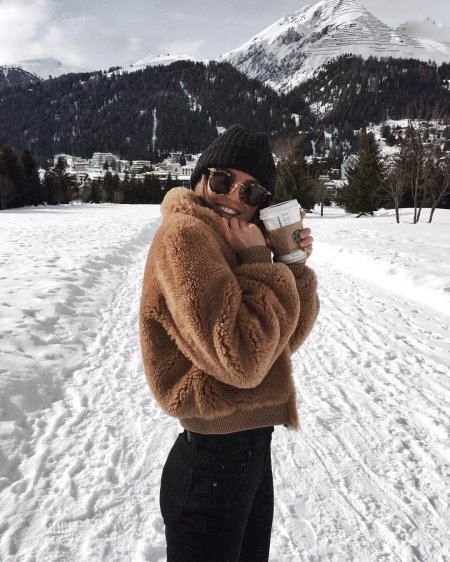 Девушки зимой со спины