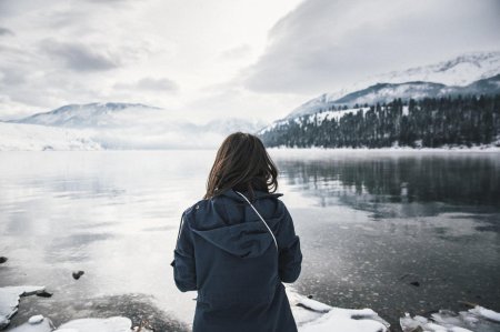 Девушка со спины зима