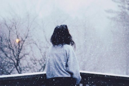 Девушка зимой со спины