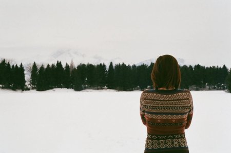 Девушка с каре со спины зимой