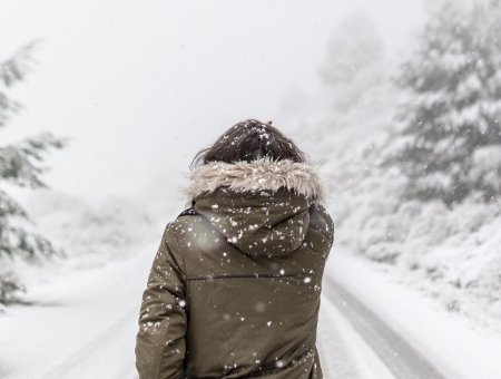 Девушка со спины в снегу