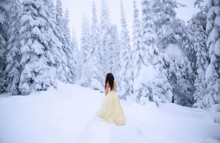 Девушка в зимнем лесу