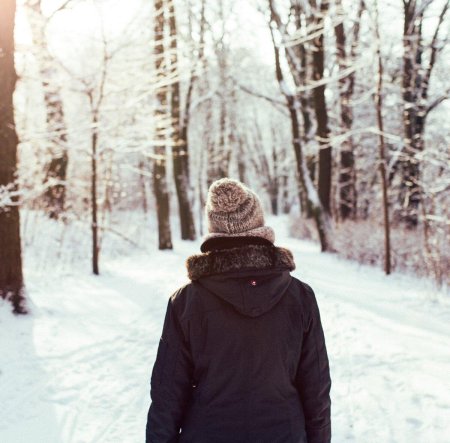 Девушка зимой со спины