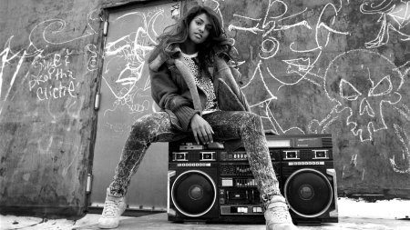 Девушка с магнитофоном