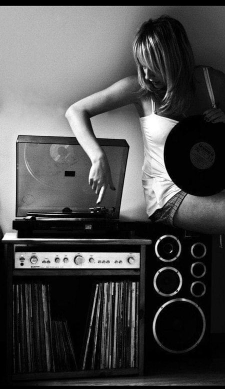 Девушка с пластинкой