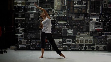 Девушка с магнитофоном