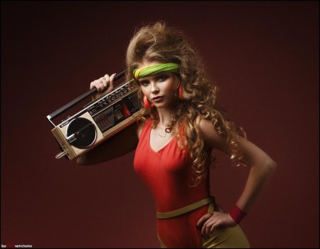 Девушка с магнитофоном