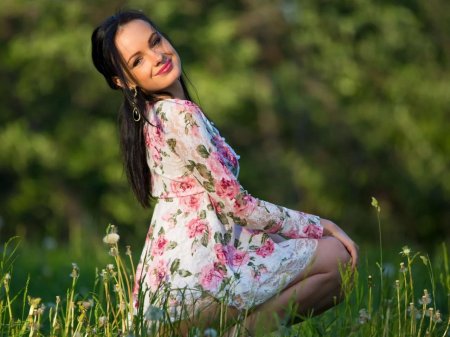 Красивая девушка на природе