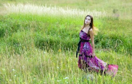 Девушка в платье летом