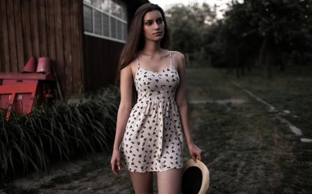 Красивые девушки в летних платьях