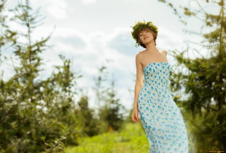 Девушка в сарафане