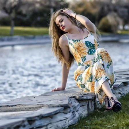 Девушка в сарафане