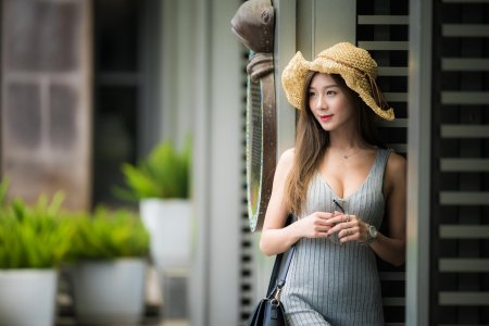 Девушки в платьях и шляпах