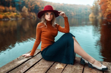 Девушка в шляпе