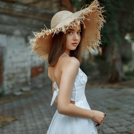Девушка в шляпе