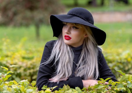 Девушка в шляпе