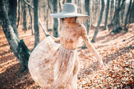 Девушка в платье и шляпе