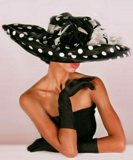 Красивая женщина в шляпе