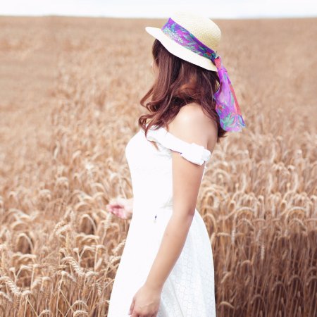 Девушка в шляпе