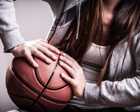 Девушка с баскетбольным мячом