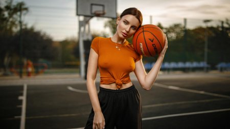 Девушка с баскетбольным мячом