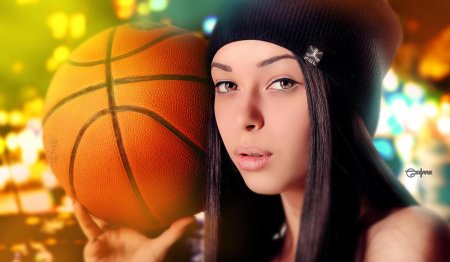 Девушка с баскетбольным мячом