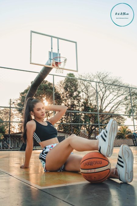 Девушка на баскетбольной площадке