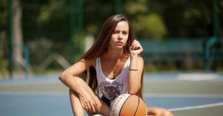 Девушка с баскетбольным мячом