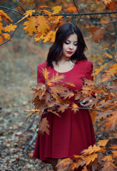 Брюнетка осень