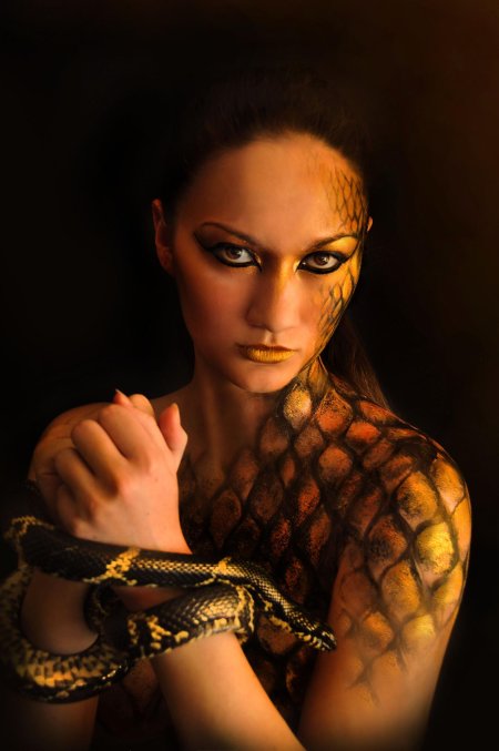 Девушка со змеей