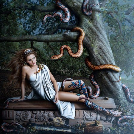 Девушка со змеей