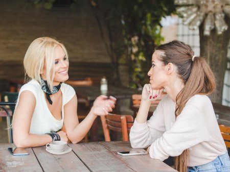 Две девушки беседуют