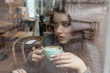 Девушка в кафе у окна