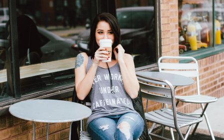 Девушка пьет кофе