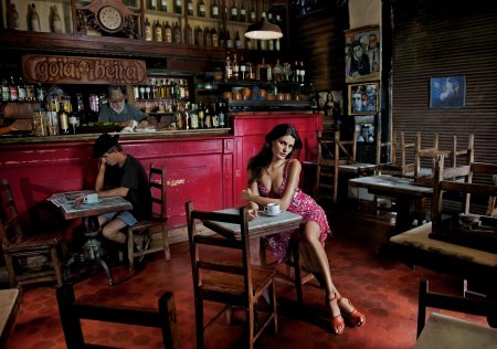 Девушка в баре