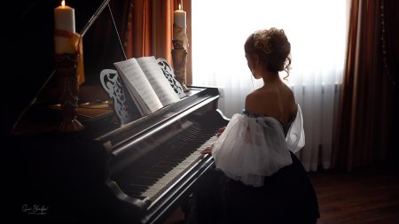 Девушка за пианино